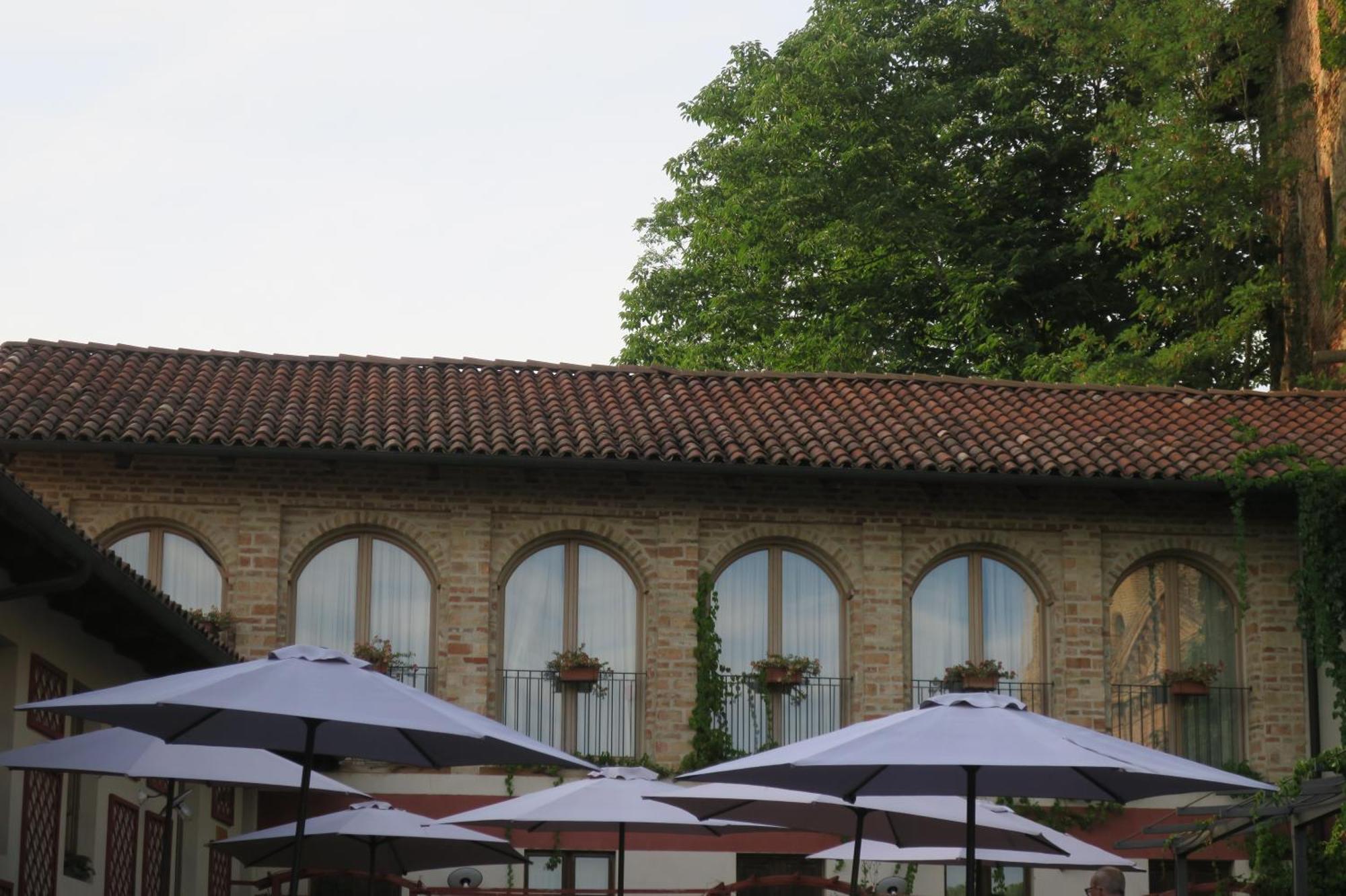 Foresteria Ristorante Conti Roero Monticello d'Alba Exterior photo